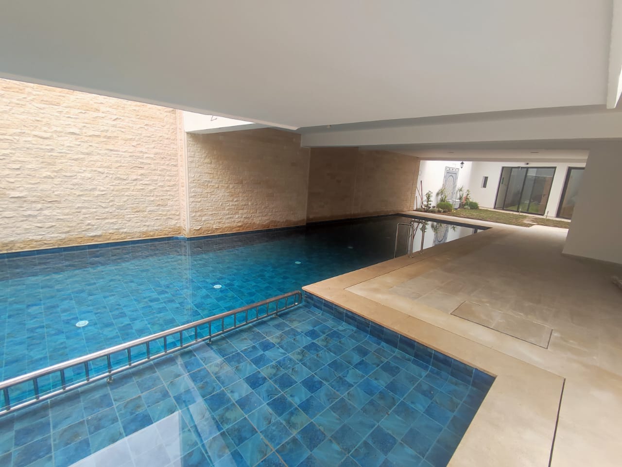 Piscine intérieure et patio